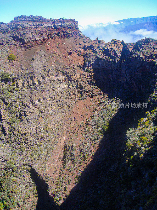 留尼汪岛。Piton de la Fournaise附近的沙地平原上的峡谷